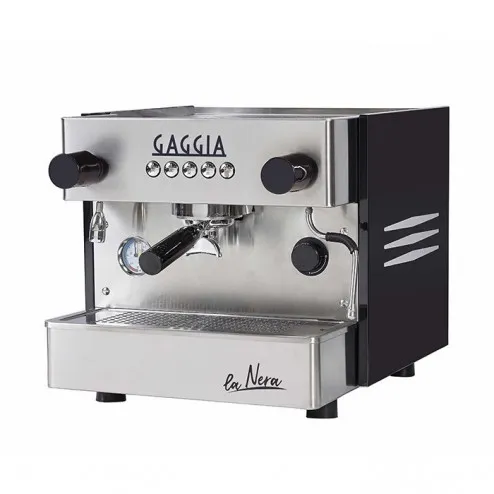Schuin vooraanzicht van de Gaggia La Nera 1 Group koffiemachine.